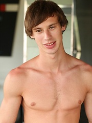 Paul Mekas jacking off and posing naked - Gay boys pics at Twinkest.com