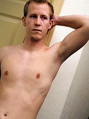 College boy posing - Gay boys pics at Twinkest.com