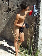 Handsome twink guy posing for the camera outdoors - Gay boys pics at Twinkest.com