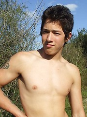 Sporty twink poses with his sexy underpants off - Gay boys pics at Twinkest.com