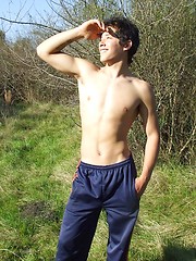 Sporty twink poses with his sexy underpants off - Gay boys pics at Twinkest.com