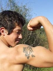 Sporty twink poses with his sexy underpants off - Gay boys pics at Twinkest.com