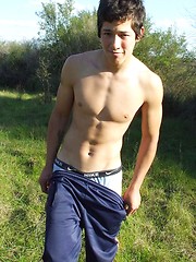 Sporty twink poses with his sexy underpants off - Gay boys pics at Twinkest.com