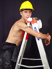Hot boy wanking on a building site - Gay boys pics at Twinkest.com