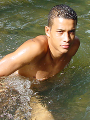 Sporty latino twink rubs his muscled ass outdoors - Gay boys pics at Twinkest.com