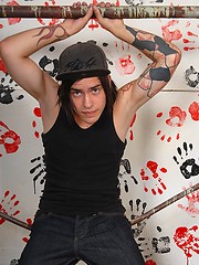 Cute emo boy demonstrates his naked body - Gay boys pics at Twinkest.com