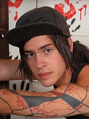 Cute emo boy demonstrates his naked body - Gay boys pics at Twinkest.com
