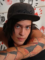 Cute emo boy demonstrates his naked body - Gay boys pics at Twinkest.com