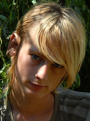 Naked blonde teen boy posing in the garden - Gay boys pics at Twinkest.com