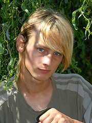 Naked blonde teen boy posing in the garden - Gay boys pics at Twinkest.com