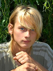 Naked blonde teen boy posing in the garden - Gay boys pics at Twinkest.com