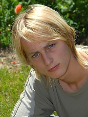 Naked blonde teen boy posing in the garden - Gay boys pics at Twinkest.com