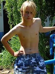 Naked blonde teen boy posing in the garden - Gay boys pics at Twinkest.com