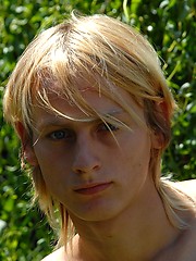 Naked blonde teen boy posing in the garden - Gay boys pics at Twinkest.com