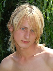 Naked blonde teen boy posing in the garden - Gay boys pics at Twinkest.com