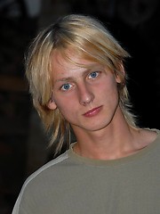 Naked blonde teen boy posing in the garden - Gay boys pics at Twinkest.com