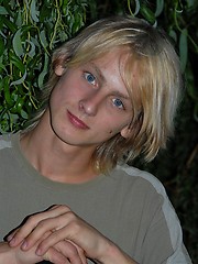 Naked blonde teen boy posing in the garden - Gay boys pics at Twinkest.com