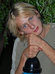 Naked blonde teen boy posing in the garden - Gay boys pics at Twinkest.com