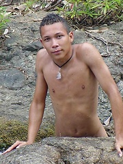 Sporty latino twink rubs his muscled ass outdoors - Gay boys pics at Twinkest.com