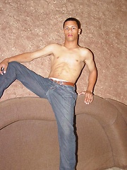 Smooth latino rubs his muscled ass in the shower - Gay boys pics at Twinkest.com