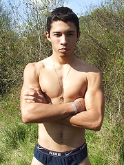 Sweet twink guy outdoor naked shows his great body - Gay boys pics at Twinkest.com
