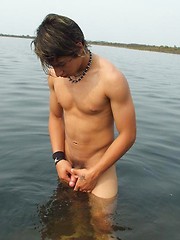 Awesome horny twink near big ocean naked washing - Gay boys pics at Twinkest.com