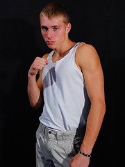 Sportsman shows the strong body in various poses - Gay boys pics at Twinkest.com