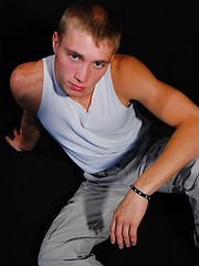 Sportsman shows the strong body in various poses - Gay boys pics at Twinkest.com
