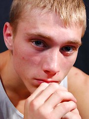Sportsman shows the strong body in various poses - Gay boys pics at Twinkest.com