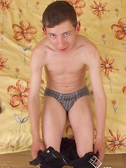 Hot twink shows off his willing hairless asshole - Gay boys pics at Twinkest.com