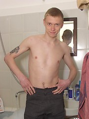 Tattooed twink rubs his muscled ass in the shower - Gay boys pics at Twinkest.com