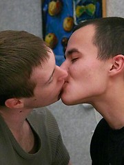 Lonesome twink gets his mouth full of throbbing dick - Gay boys pics at Twinkest.com
