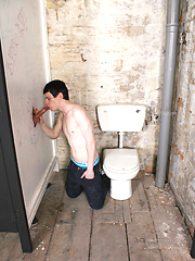 Ripped-bodied beauty suck on a big ol cock in this gloryhole pics - Gay boys pics at Twinkest.com