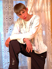 Shit-for-brains twink shows off his gorgeous butt - Gay boys pics at Twinkest.com