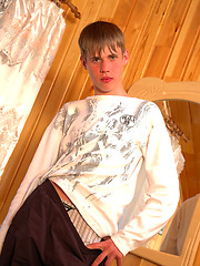Shit-for-brains twink shows off his gorgeous butt - Gay boys pics at Twinkest.com