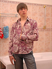 Smooth twink rubs his muscled ass in the shower - Gay boys pics at Twinkest.com