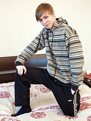 Cute skinny boy strips off to show all his goods - Gay boys pics at Twinkest.com