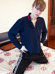 Cute skinny boy strips off to show all his goods - Gay boys pics at Twinkest.com