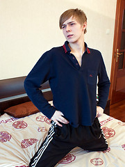 Cute skinny boy strips off to show all his goods - Gay boys pics at Twinkest.com