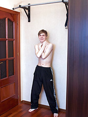 Cute skinny boy strips off to show all his goods - Gay boys pics at Twinkest.com