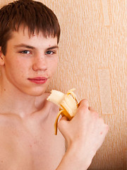Twink teaser peels a banana and beats his meat - Gay boys pics at Twinkest.com