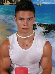 Hot muscled twink shows his perfect ripped body - Gay boys pics at Twinkest.com