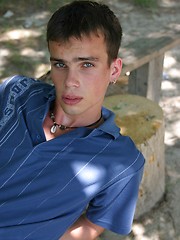 Horny twink posing outdoors - Gay boys pics at Twinkest.com