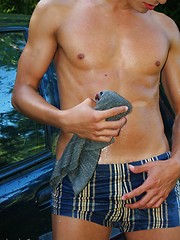 Two lads quit washing a car for steamy outdoor sex - Gay boys pics at Twinkest.com