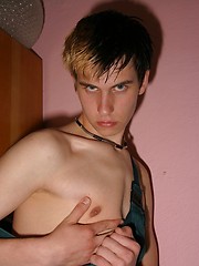 Slim alternative twink boy getting naked - Gay boys pics at Twinkest.com