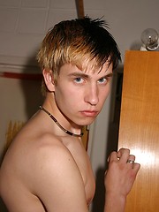 Slim alternative twink boy getting naked - Gay boys pics at Twinkest.com