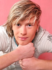 Blonde twink shows his big cock - Gay boys pics at Twinkest.com