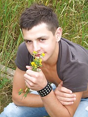 Milan - pretty boy posing outdoor - Gay boys pics at Twinkest.com