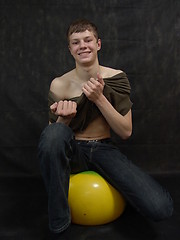 Basi - wanking naked smooth twink - Gay boys pics at Twinkest.com