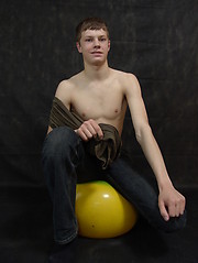 Basi - wanking naked smooth twink - Gay boys pics at Twinkest.com